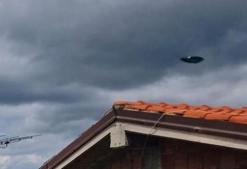 UFO in Campania: Una Fotografa Cattura un Oggetto Volante Misterioso